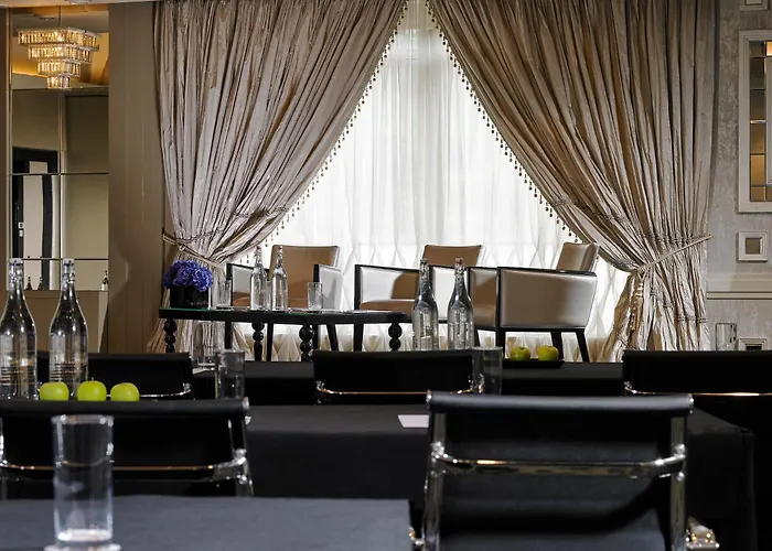 Отель Maryborough & 4*